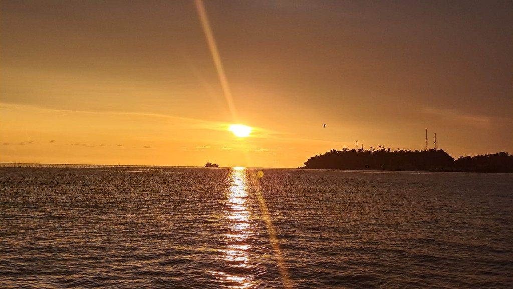 ke 5 itu ada pemandangan laut yang sangat indah di kala senja datang menjelang malam